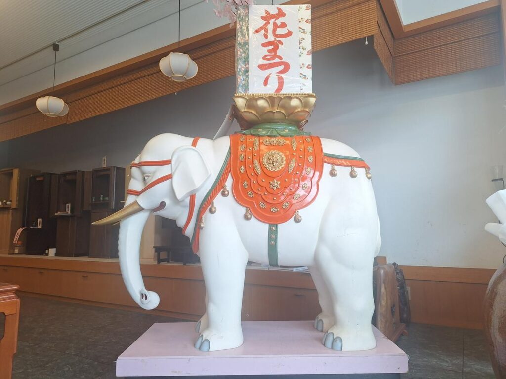 【花まつりと白い象】