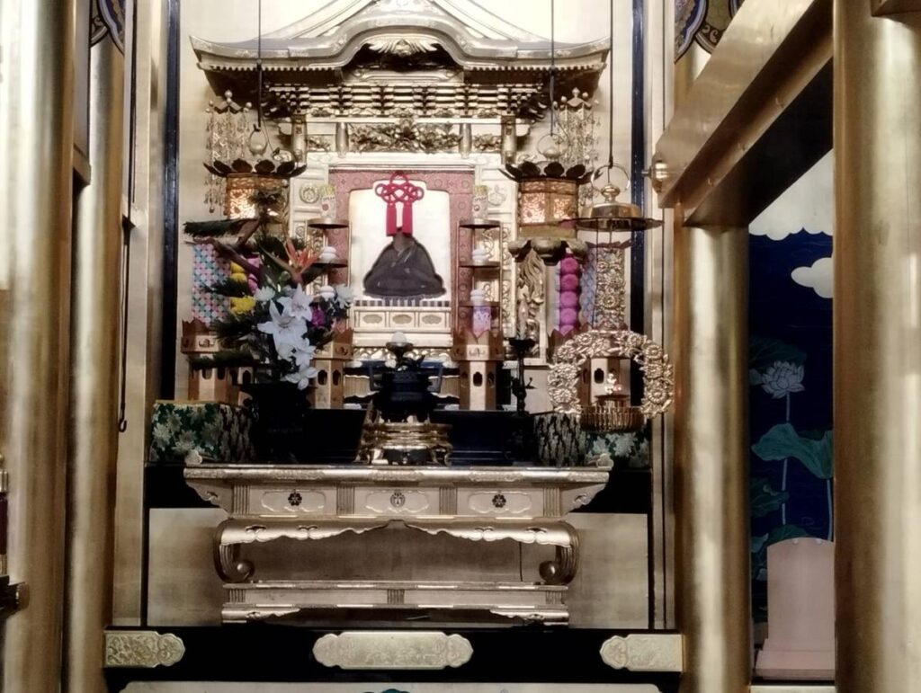 本堂余間の、左側のりんとうが落下したお寺様の修復