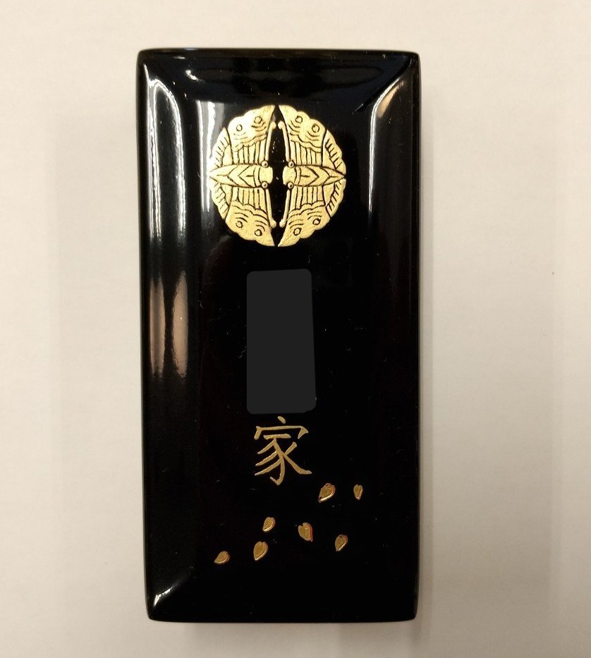 当店職人の限界に挑んだ、過去帳への家紋入れが完成しました！