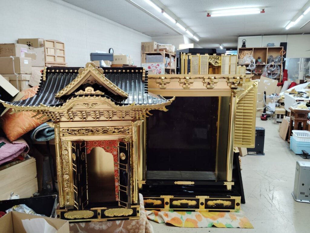 仏壇や厨子などの修理・修復で、工場は金色でピカピカです！