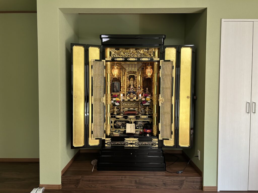 フローリングのお部屋にも　金仏壇はおしゃれに映えます～