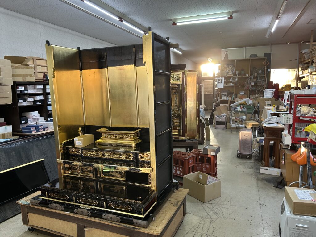 完成が楽しみな青貝入り御仏壇の修復中です。